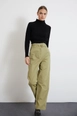 Una modelo de ropa al por mayor lleva new10054-gabardine-fabric-buckle-belt-wide-leg-women's-trousers-khaki,  turco al por mayor de 