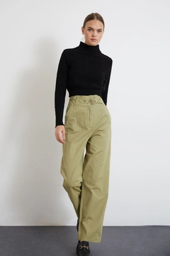 Bir model, Newgirl toptan giyim markasının new10054-gabardine-fabric-buckle-belt-wide-leg-women's-trousers-khaki toptan Pantolon ürününü sergiliyor.