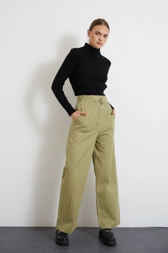 Un mannequin de vêtements en gros porte new10054-gabardine-fabric-buckle-belt-wide-leg-women's-trousers-khaki, Pantalon en gros de Newgirl en provenance de Turquie