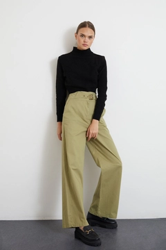 Een kledingmodel uit de groothandel draagt new10054-gabardine-fabric-buckle-belt-wide-leg-women's-trousers-khaki, Turkse groothandel Broek van Newgirl