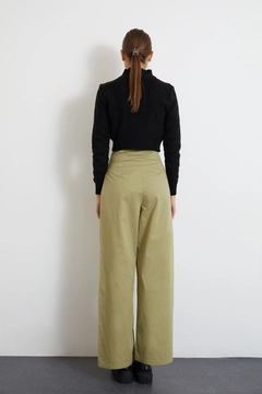 Una modella di abbigliamento all'ingrosso indossa new10054-gabardine-fabric-buckle-belt-wide-leg-women's-trousers-khaki, vendita all'ingrosso turca di Pantaloni di Newgirl