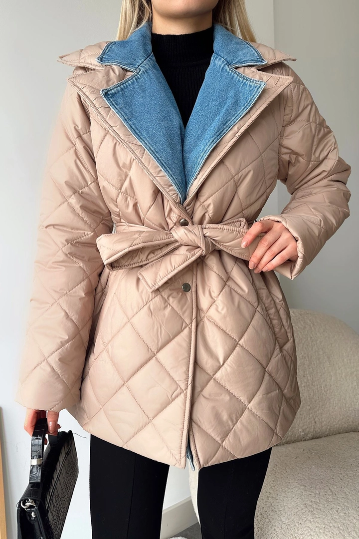 Um modelo de roupas no atacado usa new10057-polyester-quilted-denim-detailed-women's-coat-beige, atacado turco Casaco de Newgirl