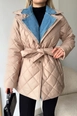 Ein Bekleidungsmodell aus dem Großhandel trägt new10057-polyester-quilted-denim-detailed-women's-coat-beige, türkischer Großhandel  von 