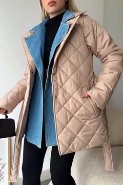 Ein Bekleidungsmodell aus dem Großhandel trägt new10057-polyester-quilted-denim-detailed-women's-coat-beige, türkischer Großhandel Mantel von Newgirl