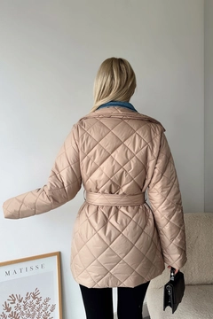 Ein Bekleidungsmodell aus dem Großhandel trägt new10057-polyester-quilted-denim-detailed-women's-coat-beige, türkischer Großhandel Mantel von Newgirl