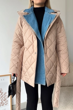 Una modelo de ropa al por mayor lleva new10057-polyester-quilted-denim-detailed-women's-coat-beige, Abrigo turco al por mayor de Newgirl