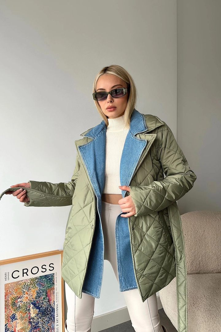 Ein Bekleidungsmodell aus dem Großhandel trägt new10097-polyester-quilted-denim-detailed-women's-coat-green, türkischer Großhandel Mantel von Newgirl