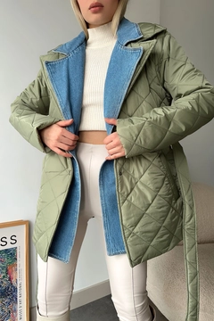 Ein Bekleidungsmodell aus dem Großhandel trägt new10097-polyester-quilted-denim-detailed-women's-coat-green, türkischer Großhandel Mantel von Newgirl