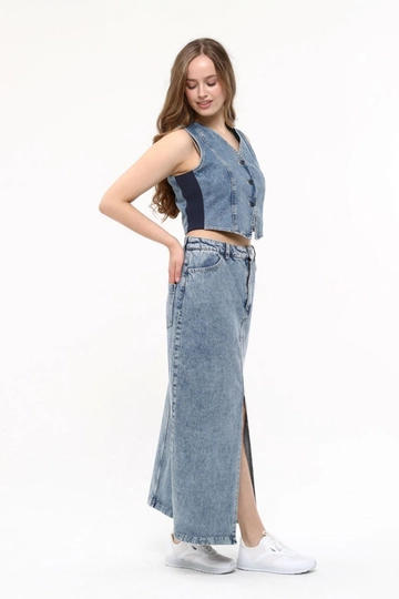 Ένα μοντέλο χονδρικής πώλησης ρούχων φοράει  Τζιν Μπροστινό Σκίσιμο Maxi Γυναικεία Τζιν Φούστα - Μπλε
, τούρκικο Φούστα χονδρικής πώλησης από Newgirl