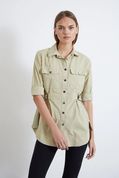 A wholesale clothing model wears new10108-poplin-capri-sleeve-shirt-collar-adjustable-size-snap-fasten-women's-shirt-khaki, Turkish wholesale Shirt of Newgirl