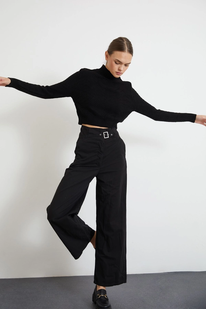 Una modelo de ropa al por mayor lleva new10115-gabardine-fabric-buckle-belt-wide-leg-women's-trousers-black, Pantalón turco al por mayor de Newgirl