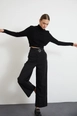 Una modelo de ropa al por mayor lleva new10115-gabardine-fabric-buckle-belt-wide-leg-women's-trousers-black,  turco al por mayor de 