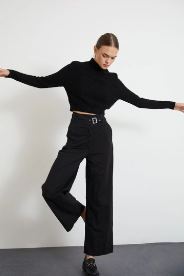 A wholesale clothing model wears  Gabardine Fabric Buckle Belt Wide Leg Women's Trousers - Black
, Turkish wholesale Pants of Newgirl