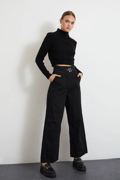 Модел на дрехи на едро носи new10115-gabardine-fabric-buckle-belt-wide-leg-women's-trousers-black, турски едро Панталони на Newgirl