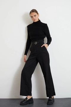 Una modelo de ropa al por mayor lleva new10115-gabardine-fabric-buckle-belt-wide-leg-women's-trousers-black, Pantalón turco al por mayor de Newgirl
