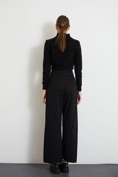 Модел на дрехи на едро носи new10115-gabardine-fabric-buckle-belt-wide-leg-women's-trousers-black, турски едро Панталони на Newgirl
