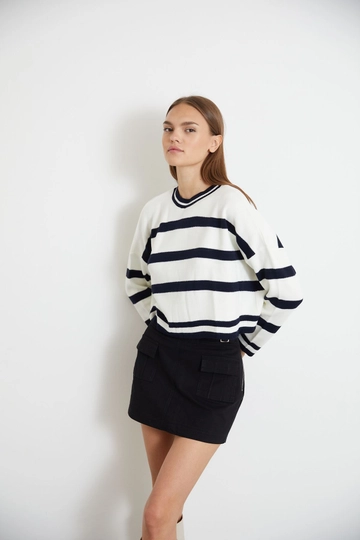 A wholesale clothing model wears  Knitted Long Sleeve Loose Cut Crew Neck Striped Women's Knitwear Sweater - Navy Blue
, Turkish wholesale Sweater of Newgirl