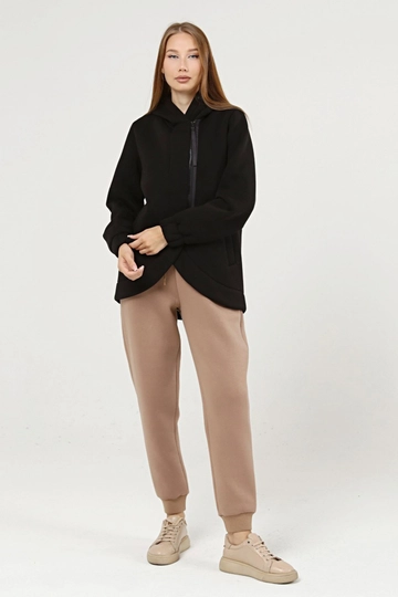 Bir model, Newgirl toptan giyim markasının  Şardonlu 3 İplik Uzun Kol Kapüşonlu Fermuarlı Kadın Sweatshırt - Siyah
 toptan Hoodie ürününü sergiliyor.