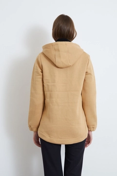 A wholesale clothing model wears new10135-raised-3-thread-long-sleeve-hooded-zippered-women's-sweatshirt-beige, Turkish wholesale Hoodie of Newgirl