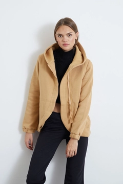 A wholesale clothing model wears new10135-raised-3-thread-long-sleeve-hooded-zippered-women's-sweatshirt-beige, Turkish wholesale Hoodie of Newgirl