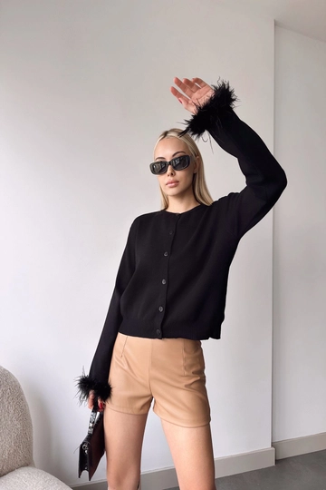 A wholesale clothing model wears  Viscose Crew Neck Removable Feather Women's Cardigan - Black
, Turkish wholesale Cardigan of Newgirl