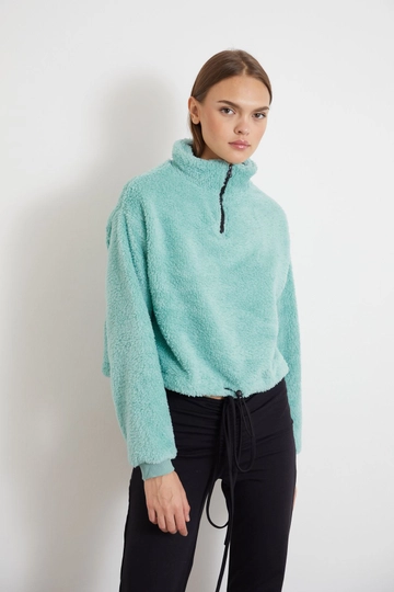 Een kledingmodel uit de groothandel draagt  Pluche damessweatshirt met lange mouwen en ronde hals - Mint
, Turkse groothandel Sweatshirt van Newgirl