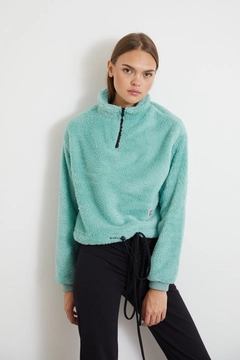 A wholesale clothing model wears new10174-plush-long-sleeve-crew-neck-women's-plush-sweatshirt-mint, Turkish wholesale Sweatshirt of Newgirl