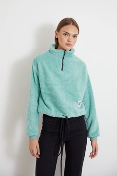A wholesale clothing model wears new10174-plush-long-sleeve-crew-neck-women's-plush-sweatshirt-mint, Turkish wholesale Sweatshirt of Newgirl