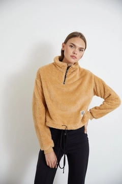 A wholesale clothing model wears new10175-plush-long-sleeve-judge-collar-women's-plush-sweatshirt-camel, Turkish wholesale Sweatshirt of Newgirl