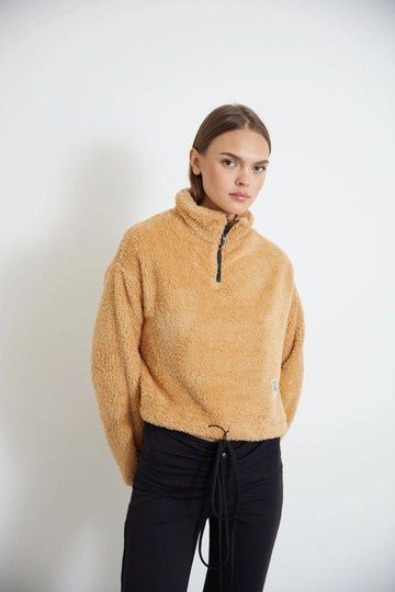 Ein Bekleidungsmodell aus dem Großhandel trägt  Plüsch-Langarm-Damen-Plüsch-Sweatshirt Mit Judge-Kragen – Kamel
, türkischer Großhandel Sweatshirt von Newgirl