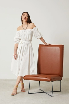 Bir model, Newgirl toptan giyim markasının new10177-lace-detailed-boat-neck-women's-long-dress-white toptan Elbise ürününü sergiliyor.