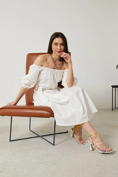 Een kledingmodel uit de groothandel draagt new10177-lace-detailed-boat-neck-women's-long-dress-white, Turkse groothandel Jurk van Newgirl