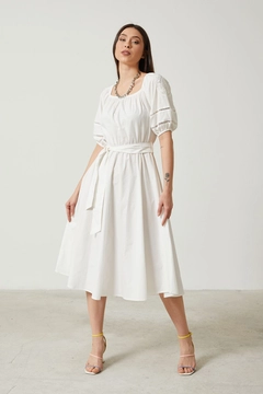 Ein Bekleidungsmodell aus dem Großhandel trägt new10177-lace-detailed-boat-neck-women's-long-dress-white, türkischer Großhandel Kleid von Newgirl