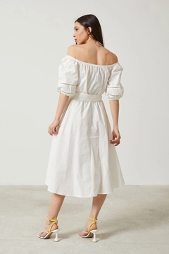 Un mannequin de vêtements en gros porte new10177-lace-detailed-boat-neck-women's-long-dress-white, Robe en gros de Newgirl en provenance de Turquie