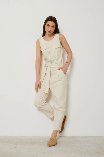 Ein Bekleidungsmodell aus dem Großhandel trägt  Damen-Sommeroverall Mit Rundhalsausschnitt Und Reißverschluss Aus Natürlichem Stoff
, türkischer Großhandel Jumpsuit von Newgirl