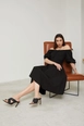 Ένα μοντέλο χονδρικής πώλησης ρούχων φοράει new10195-lace-detailed-boat-neck-women's-long-dress-black, τούρκικο  χονδρικής πώλησης από 