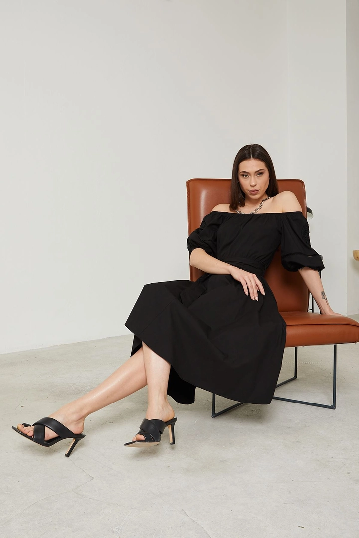 A wholesale clothing model wears new10195-lace-detailed-boat-neck-women's-long-dress-black, Turkish wholesale Dress of Newgirl