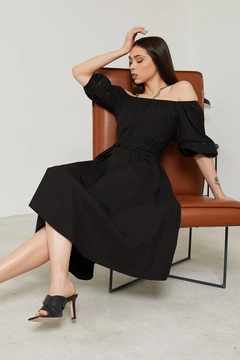 Ένα μοντέλο χονδρικής πώλησης ρούχων φοράει new10195-lace-detailed-boat-neck-women's-long-dress-black, τούρκικο Φόρεμα χονδρικής πώλησης από Newgirl