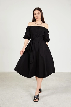 Ein Bekleidungsmodell aus dem Großhandel trägt new10195-lace-detailed-boat-neck-women's-long-dress-black, türkischer Großhandel Kleid von Newgirl