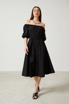 Una modella di abbigliamento all'ingrosso indossa new10195-lace-detailed-boat-neck-women's-long-dress-black, vendita all'ingrosso turca di Vestito di Newgirl