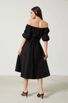 Un mannequin de vêtements en gros porte new10195-lace-detailed-boat-neck-women's-long-dress-black, Robe en gros de Newgirl en provenance de Turquie