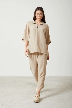 A wholesale clothing model wears new10188-shirt-collar-top-elastic-waist-trousers-women's-summer-suit-beige, Turkish wholesale Suit of Newgirl