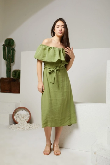 Bir model, Newgirl toptan giyim markasının  Modal Kumaş Şal Yaka Kadın Yazlık Elbise - Haki
 toptan Elbise ürününü sergiliyor.