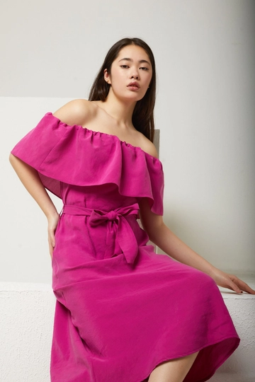 Ein Bekleidungsmodell aus dem Großhandel trägt  Damen-Sommerkleid Mit Schalkragen Aus Modalstoff – Fuchsia
, türkischer Großhandel Kleid von Newgirl
