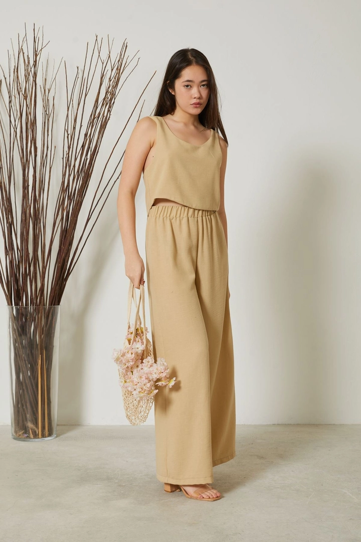 A wholesale clothing model wears new10214-asymmetrical-back-detail-tank-collar-waist-elastic-trousers-women's-summer-suit-beige, Turkish wholesale Suit of Newgirl