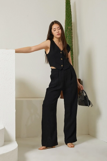 Bir model, Newgirl toptan giyim markasının  Polyester Kumaş Düğmeli Yelek Beli Lastik Pantolon Kadın Yazlık Yelekli Takım - Siyah
 toptan Takım ürününü sergiliyor.