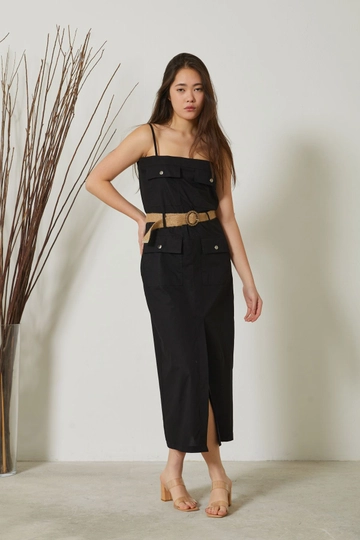 Een kledingmodel uit de groothandel draagt  Damesjurk met riem van lycra poplin stof en riem - Zwart
, Turkse groothandel Jurk van Newgirl