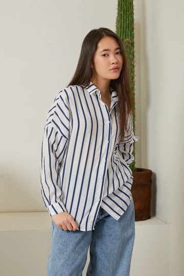 Ένα μοντέλο χονδρικής πώλησης ρούχων φοράει  Ριγέ Υφασμα Loose Cut Εμβλημα Δαντέλα Γυναικείο Καλοκαιρινό Πουκάμισο - Navy Blue
, τούρκικο Πουκάμισο χονδρικής πώλησης από Newgirl
