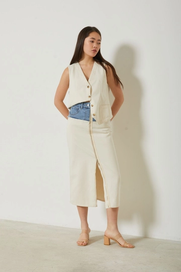 Bir model, Newgirl toptan giyim markasının  Koton Kumaş Kot Garnili Fermuarlı Kadın Denim Maksi Etek - Ekru
 toptan Etek ürününü sergiliyor.