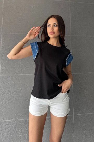 Bir model, Newgirl toptan giyim markasının  Koton Kumaş Bisiklet Yaka Kot Detay Garnili Kadın Tişört - Siyah
 toptan Tişört ürününü sergiliyor.
